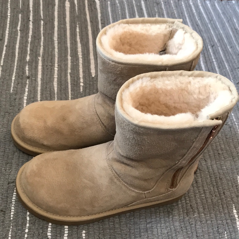 UGG Mayfaire Boots in Sand size 8.5